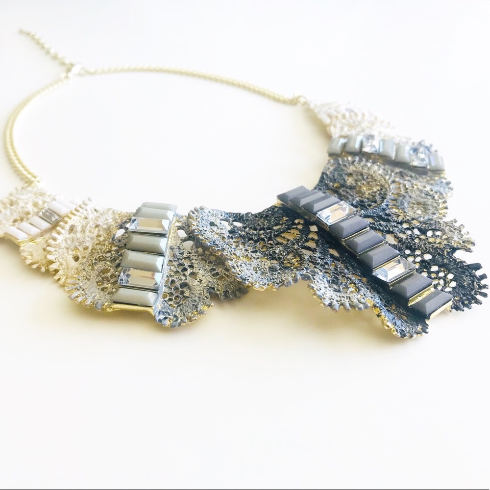 ⭐️ HOST PICK ⭐️ Lace/filigree design necklace - Picture 3 of 8